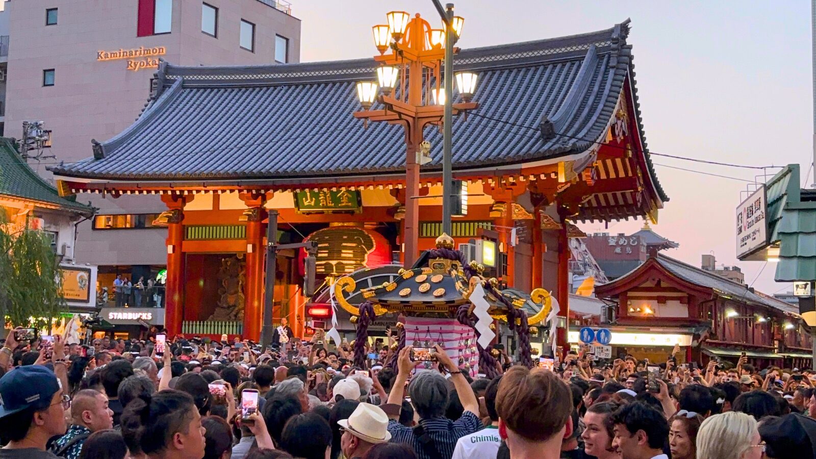 三社祭の神輿が雷門前を練り歩く様子