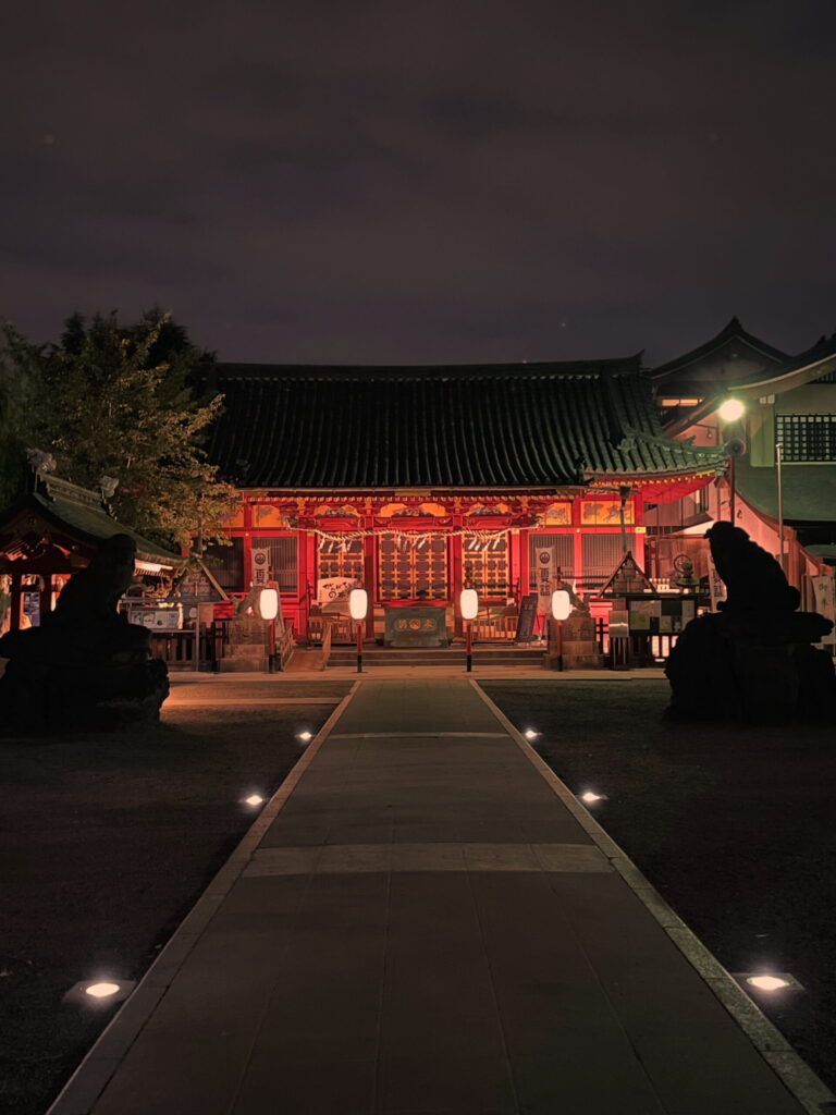 夜にライトアップされた浅草神社（三社様）の社殿