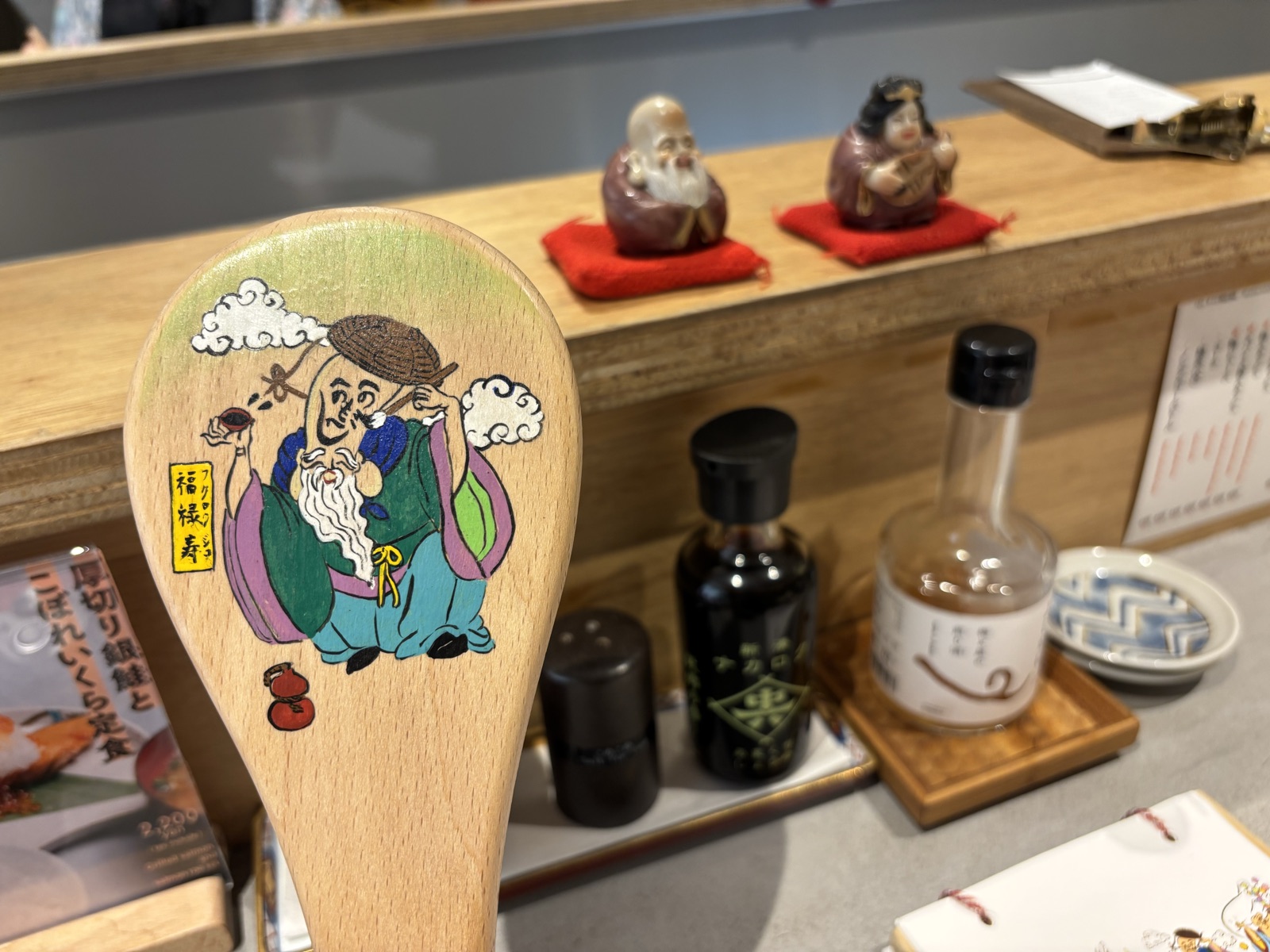 壺から引くしゃもじと、七福神の置物