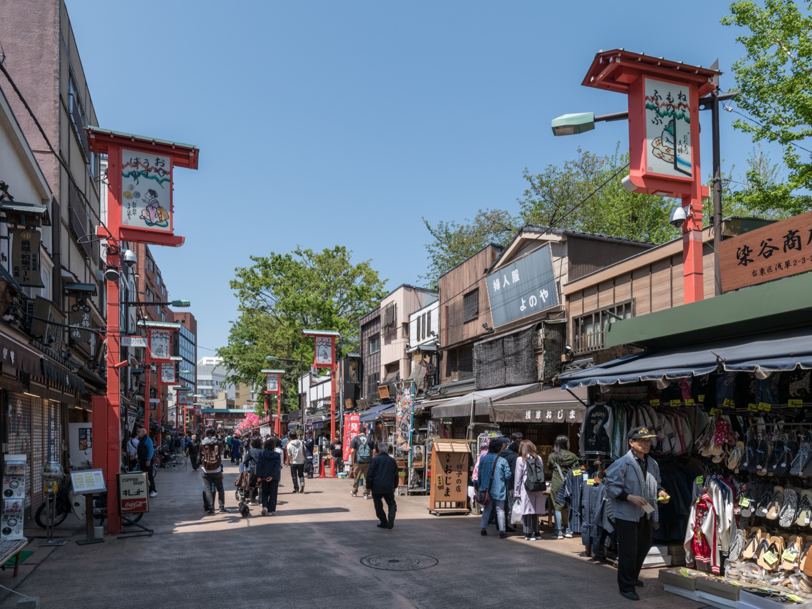 在りし日の伝法院通り　赤い看板が並ぶ商店街