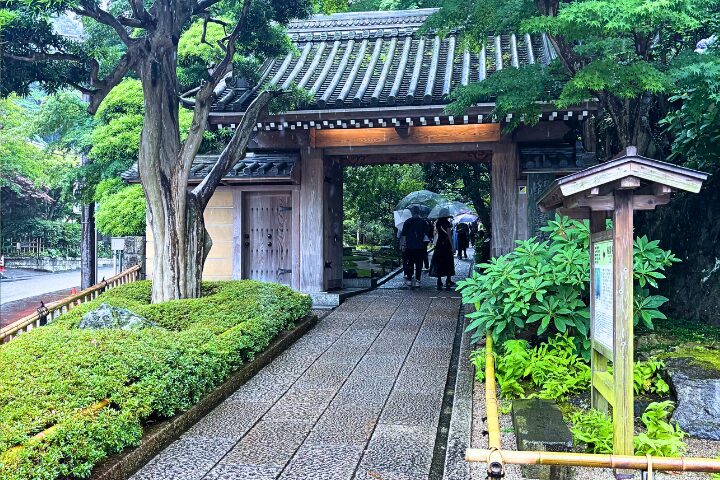 報国寺の門