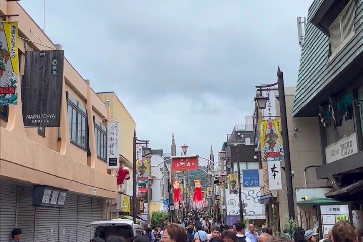 雨の小町通りの様子